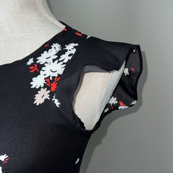 Ann Taylor Petite XXS Ruffle short sleeve black with flowers - Picture 2 of 5